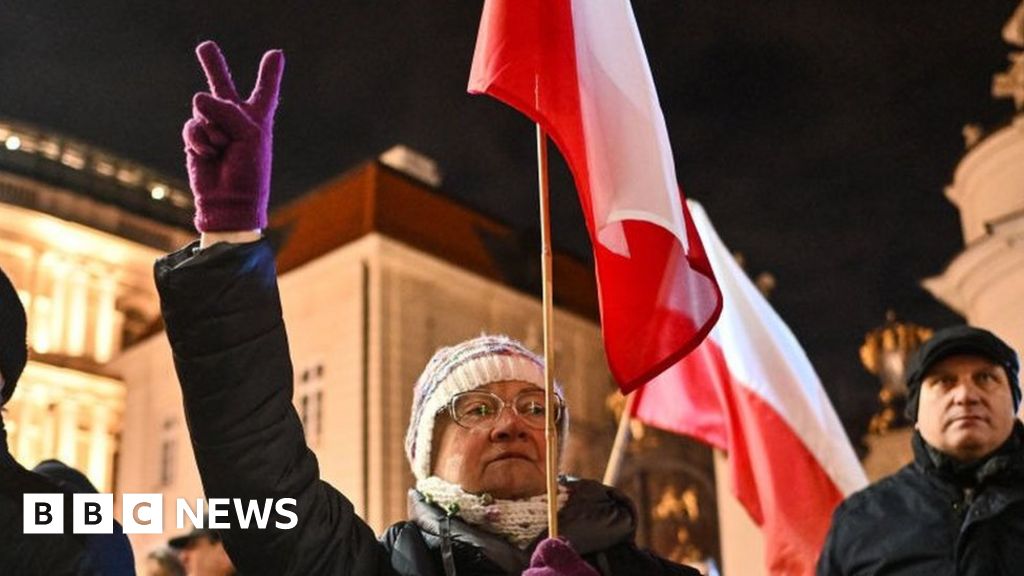 Polska policja aresztowała parlamentarzystów pod Pałacem Prezydenckim