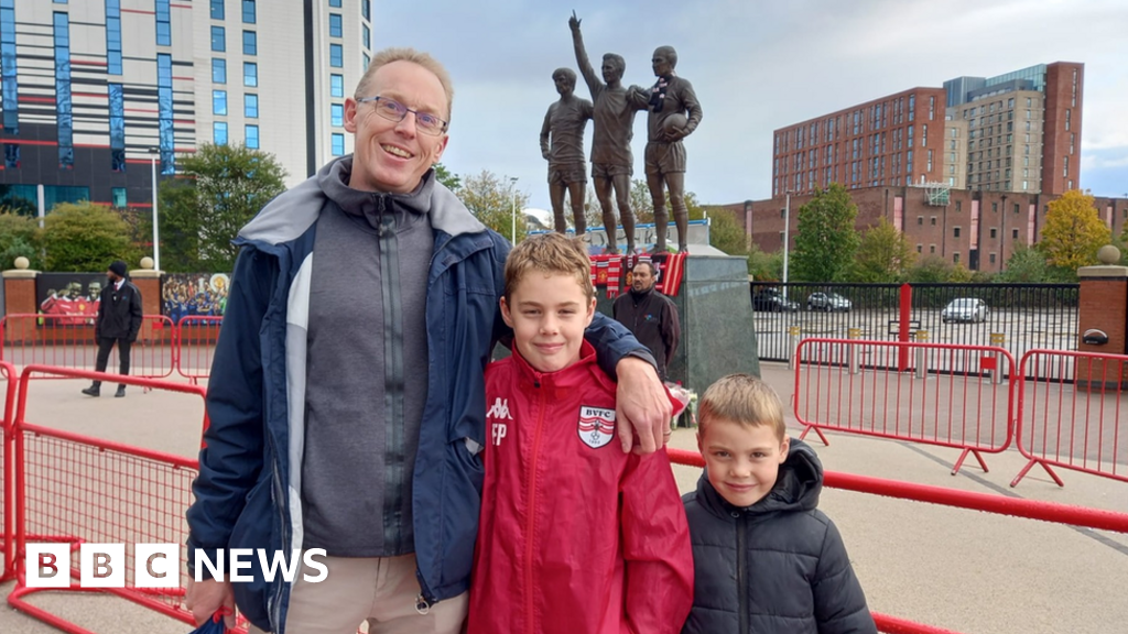 Fans gather at Old Trafford to pay tribute to Sir Bobby Charlton