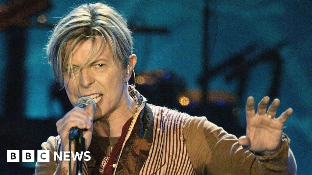 David Bowie dominates 2016 album charts - BBC News