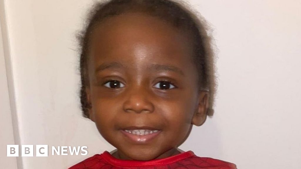 Leicester: Riverside busca un niño de dos años para reducir su tamaño