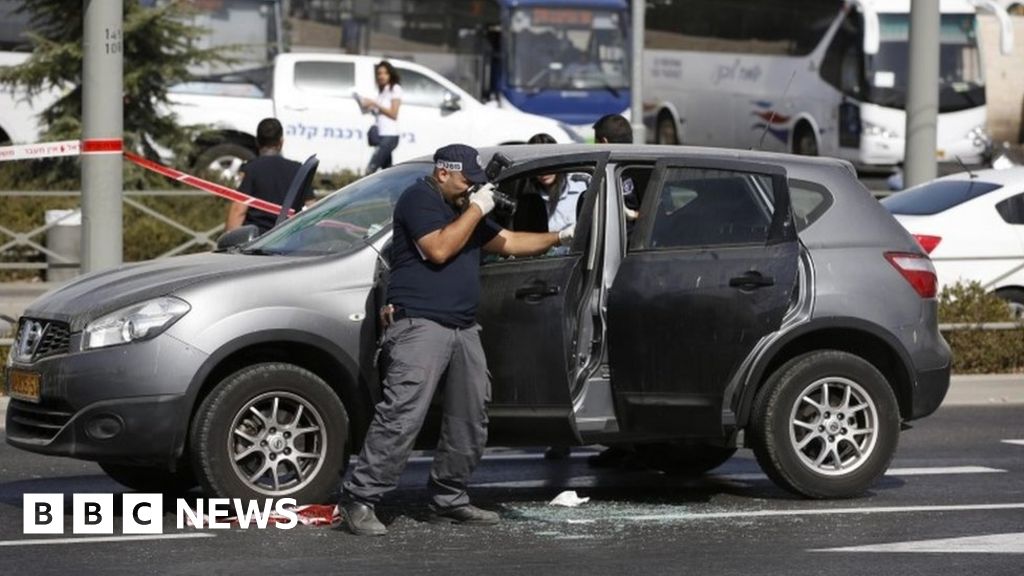 Jerusalem shooting: Two killed by Palestinian gunman - BBC News