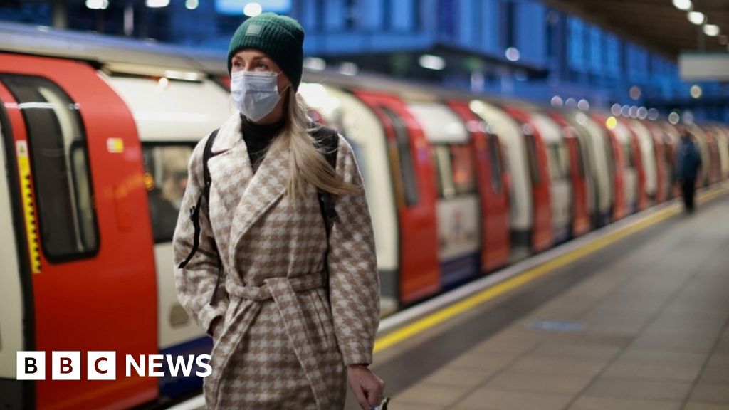 Covid: Nearly 4,000 maskless London passengers hit with fines