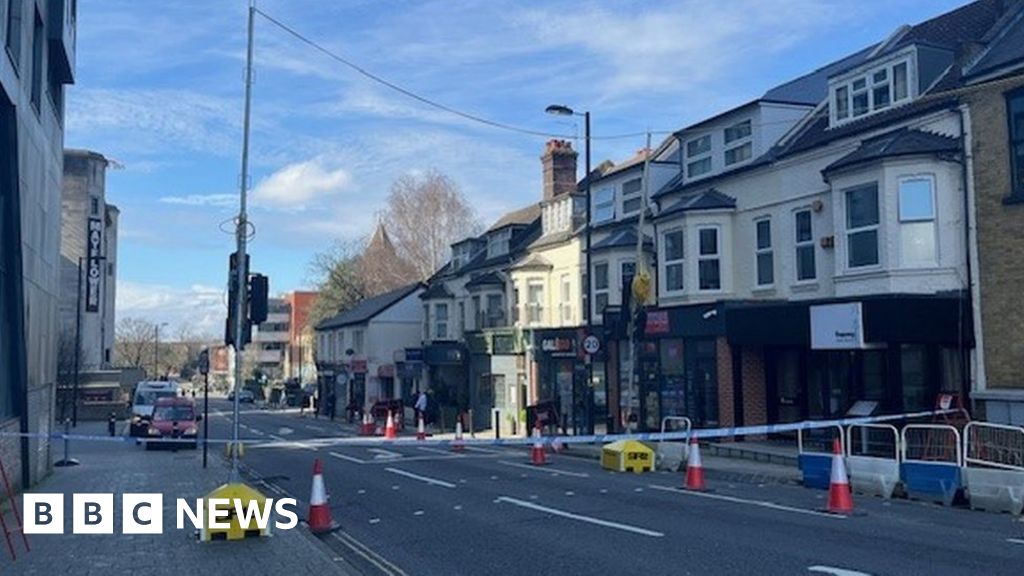 'Unexploded' item found in Southampton roadworks revealed BBC News