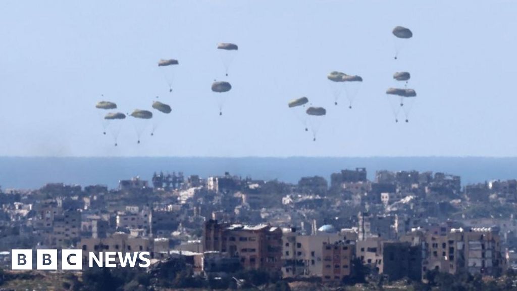 Израел Газа: BBC се качва на борда на самолет, който пуска американска помощ във военна зона