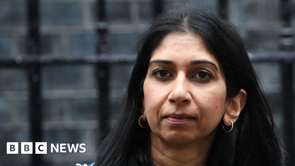 Rishi Sunak should sack Suella Braverman, says Keir Starmer