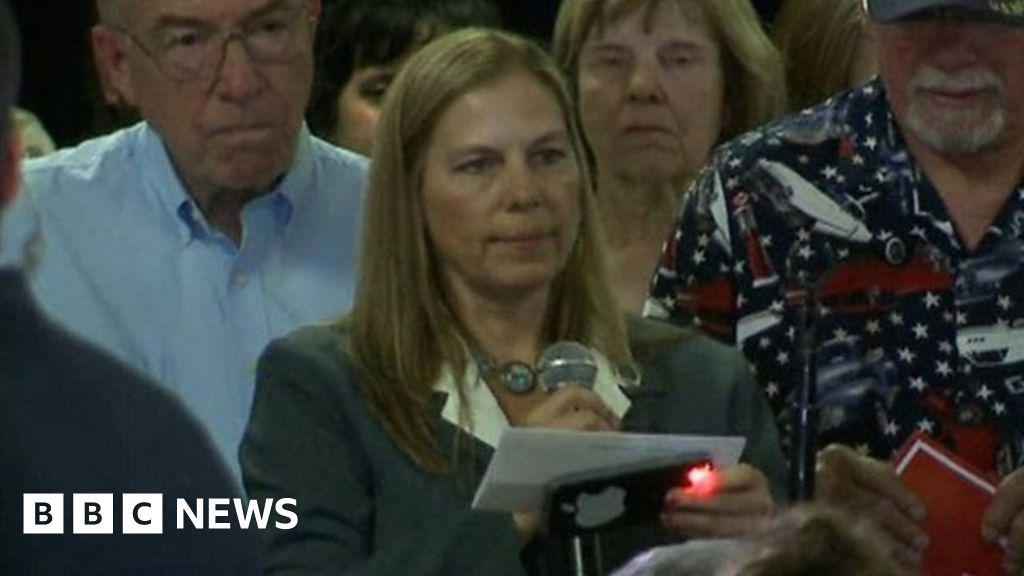 'Military mom' booed by Trump supporters at Pence rally - BBC News