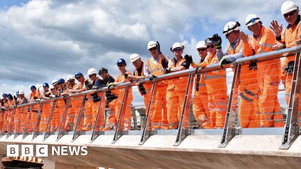 Zum Schutz der vom Sturm zerstörten Eisenbahnlinie bei Dawlish wurde ein Deich eröffnet