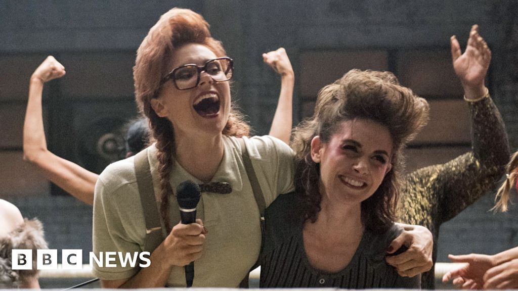 Glow stars and fans 'devastated' as Netflix scraps final season