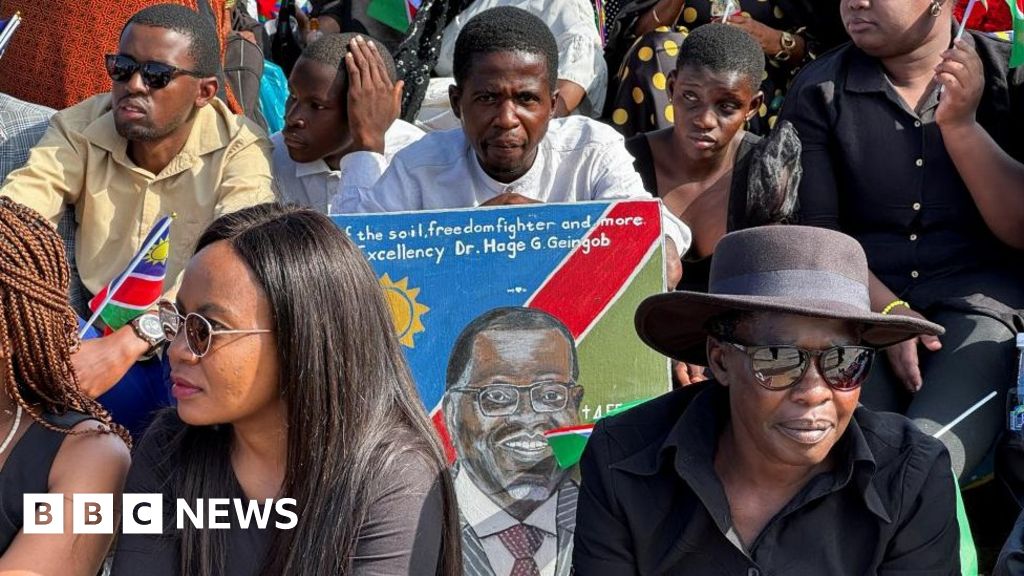 Огромен тълпа присъства на държавното погребение на президента на Намибия