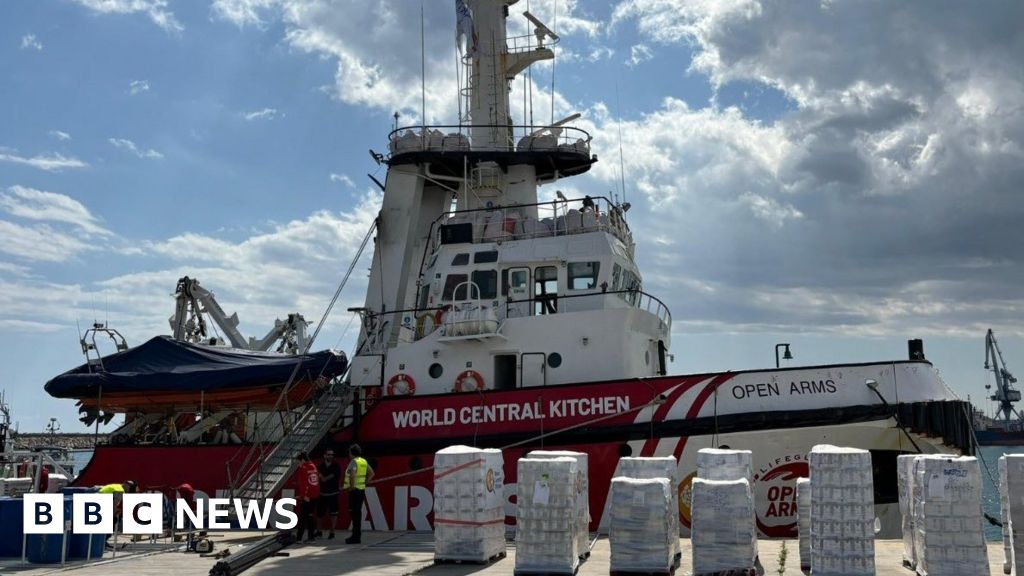 Кораб превозващ отчаяно необходимата хуманитарна помощ се очаква да отплава
