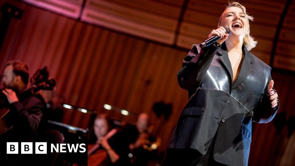 BBC Proms: Self Esteem strahlt, als Sage Gateshead das Festival moderiert