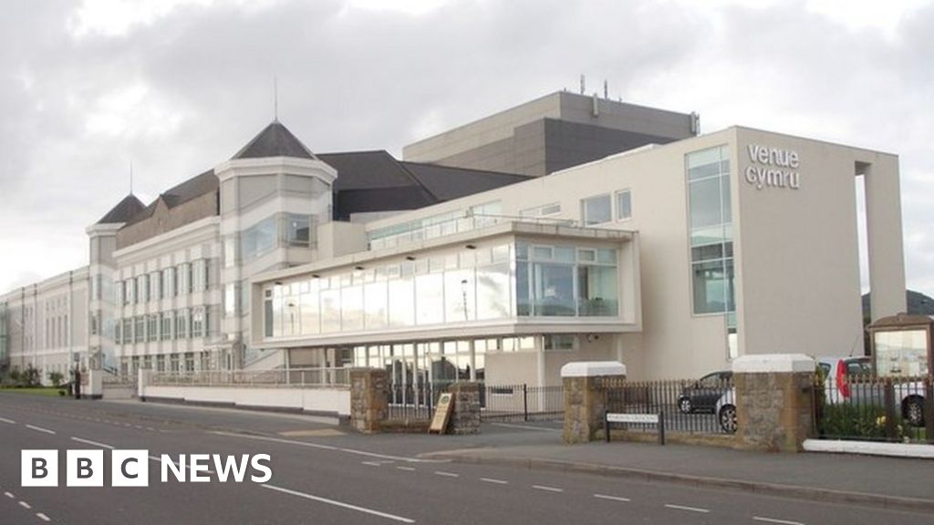 Man sues after breaking feet in Llandudno pantomime