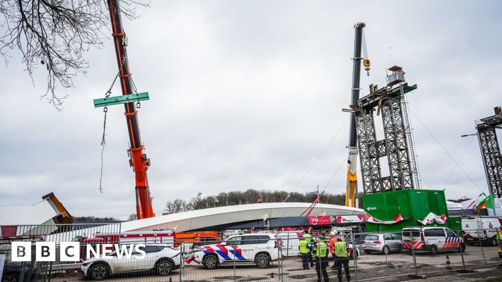 Bij het instorten van een brug in de Nederlandse stad Lochem kwamen twee arbeiders om het leven