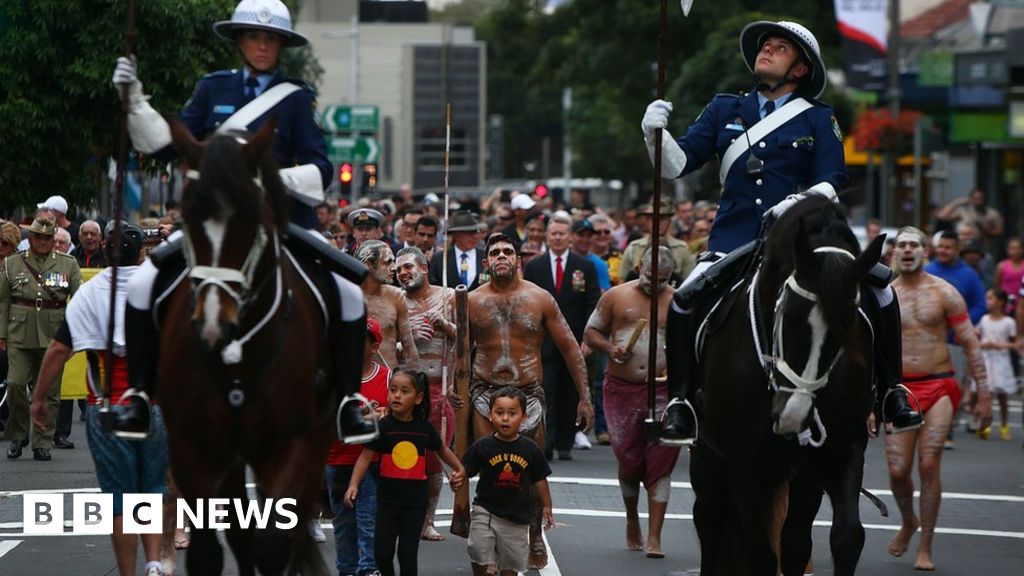 Anzac Day: Aboriginal flag row in Western Australia - BBC News