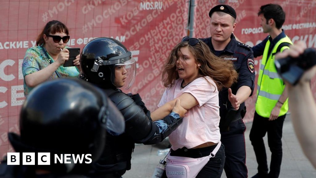 Russia protests: Police arrest hundreds at Moscow rally