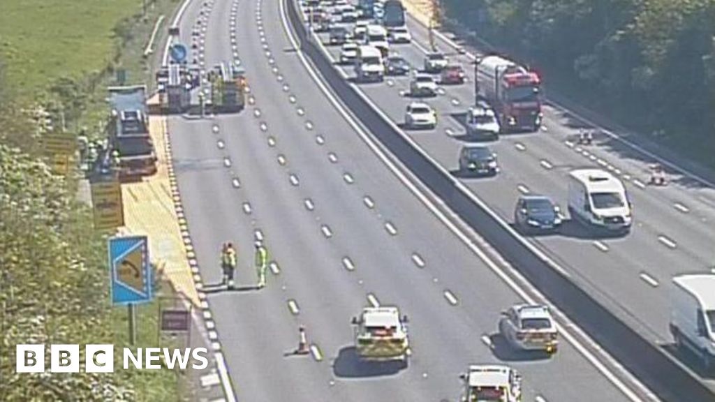 Oxted: M25 partially closed due to car fire - BBC News