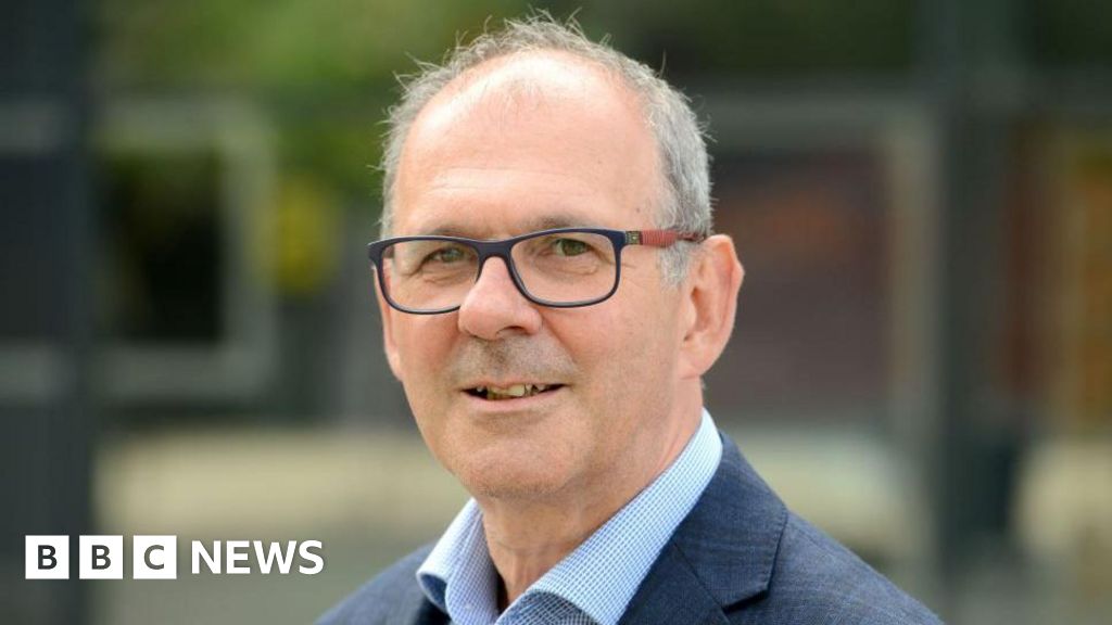 Head and shoulders photograph of  Prof Neal Juster, Vice Chancellor at the University of Lincoln