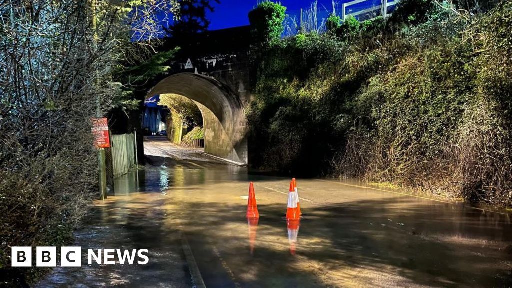 Flooding causes travel chaos in South East 
