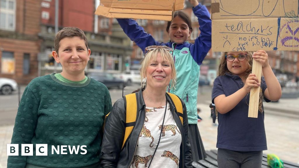 Glasgow parents protest against plans to cut 450 t eachers – BBC News