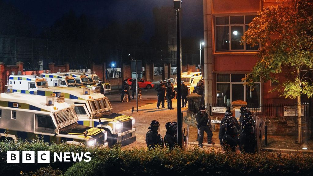 Derry Violence Injures Ten Police Officers