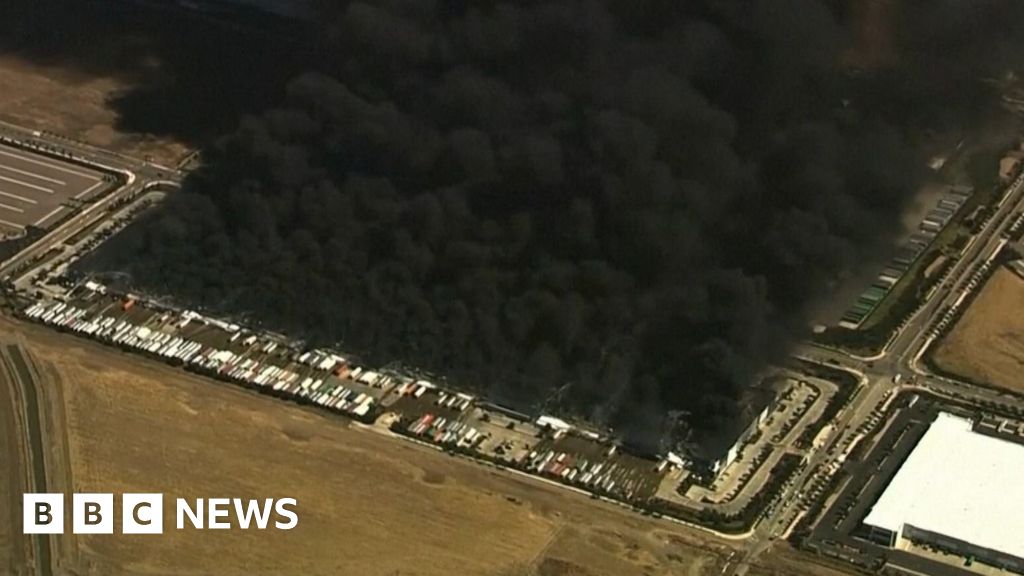 Huge fire destroys warehouse outside San Francisco