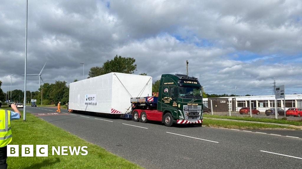 M25 abnormal load likely to cause traffic delays in Woking area