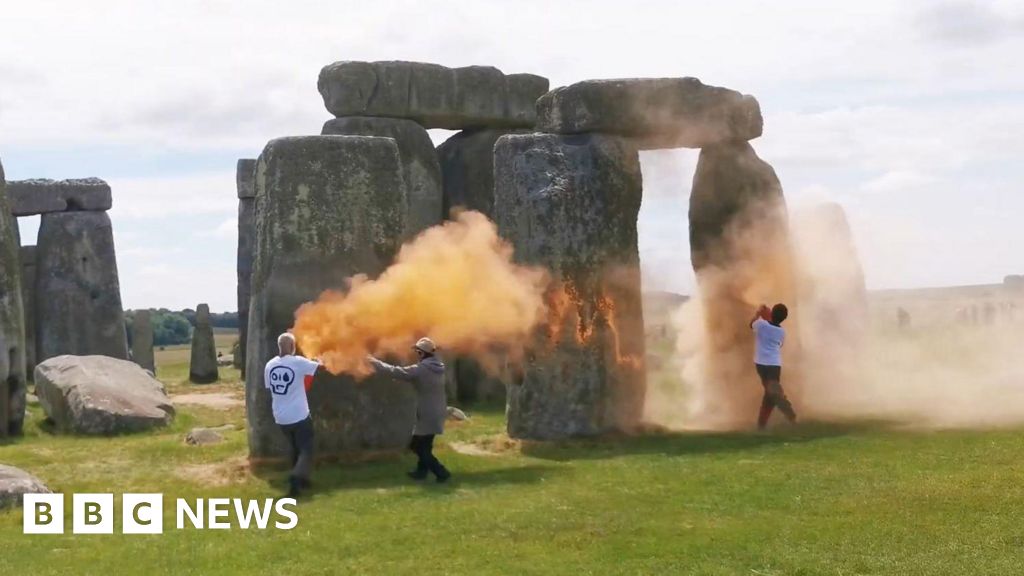 Orange powder removed from Stonehenge ahead of solstice