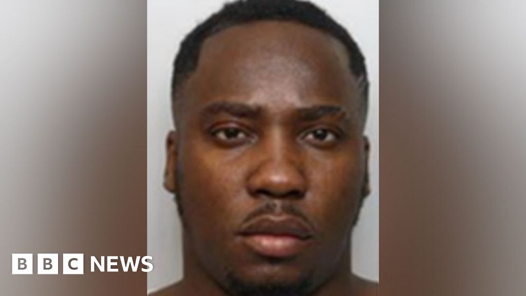 Stoke Newington Police hunt man after bus driver fatally stabbed