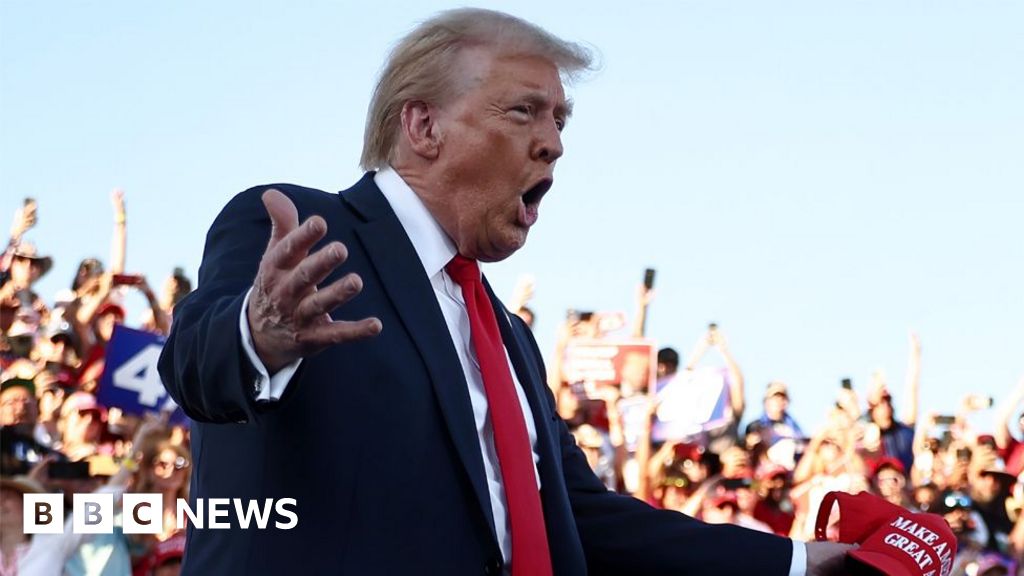 Man arrested near Trump rally had two guns and fake passports