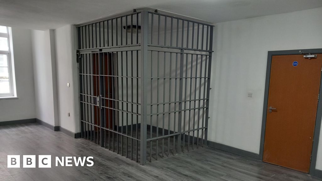 Rented flat in Dudley has its own police jail cell - BBC News