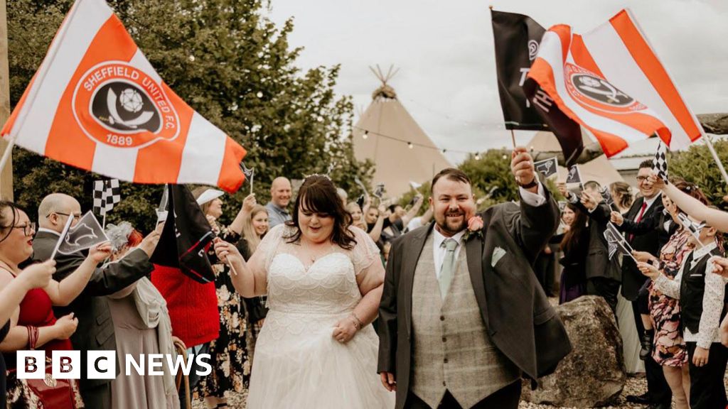 Derby County fans’ wedding photobombed by rival flags – BBC News