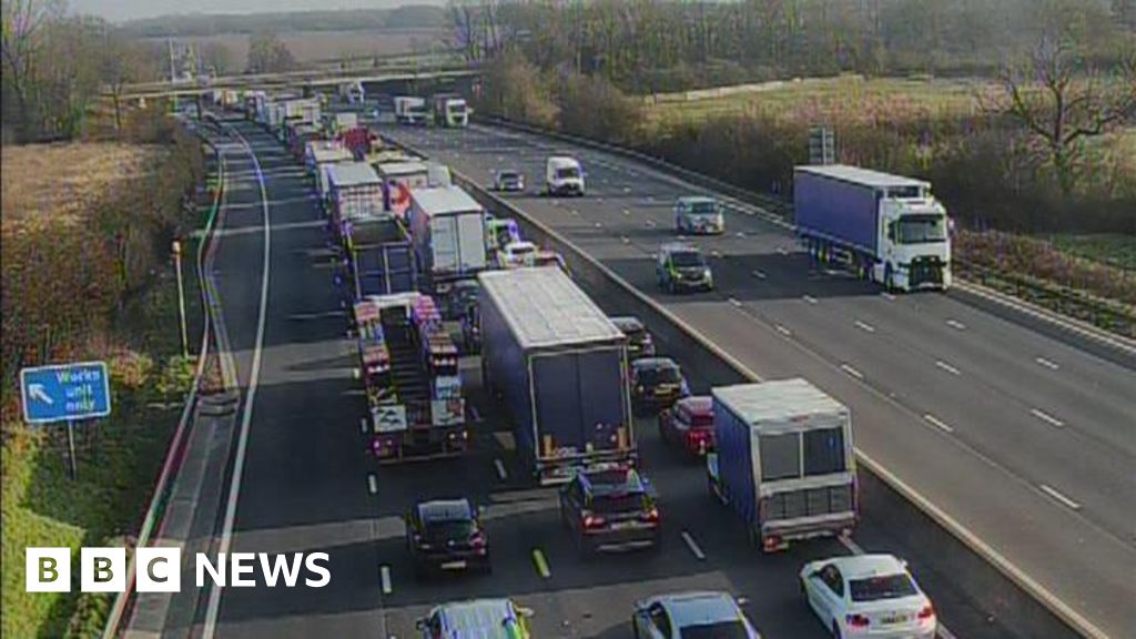 m6-closed-southbound-near-stoke-on-trent-after-two-vans-crash