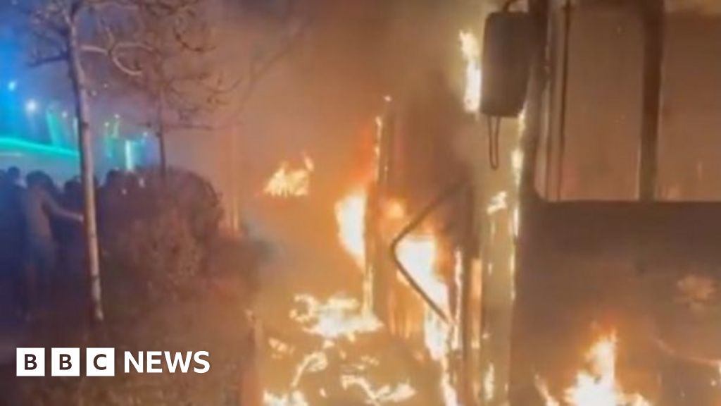 Протестиращите в Иран се противопоставиха на репресиите, тъй като видеоклипове показват жестоки сблъсъци