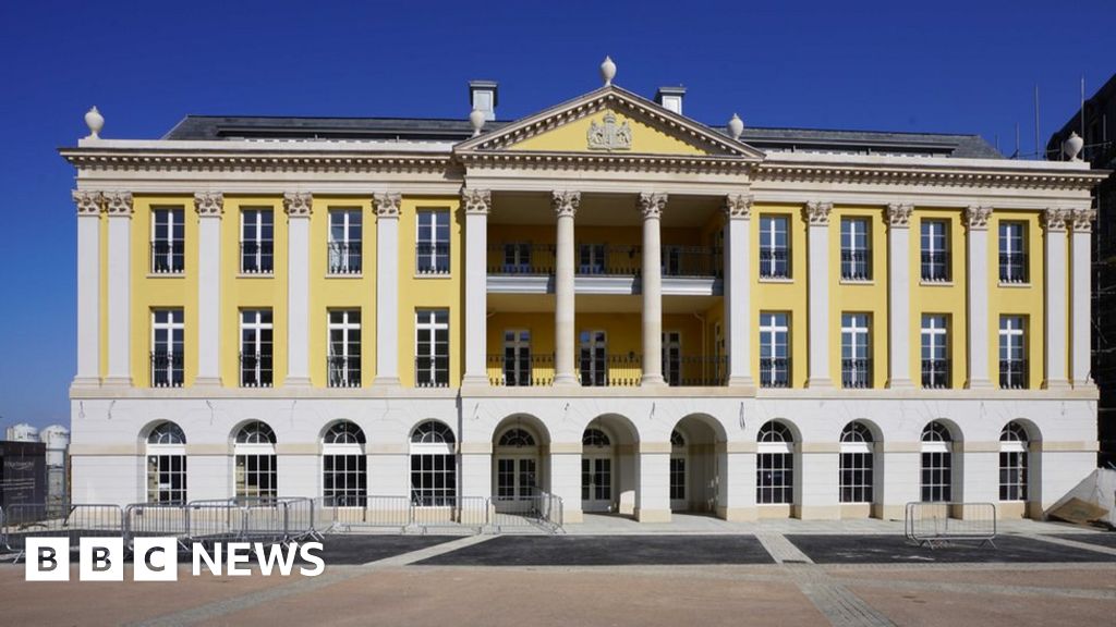 'Buckingham Palace lookalike' flats snapped up BBC News