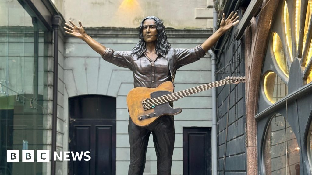 Patung Rory Gallagher diresmikan di luar Ulster Hall