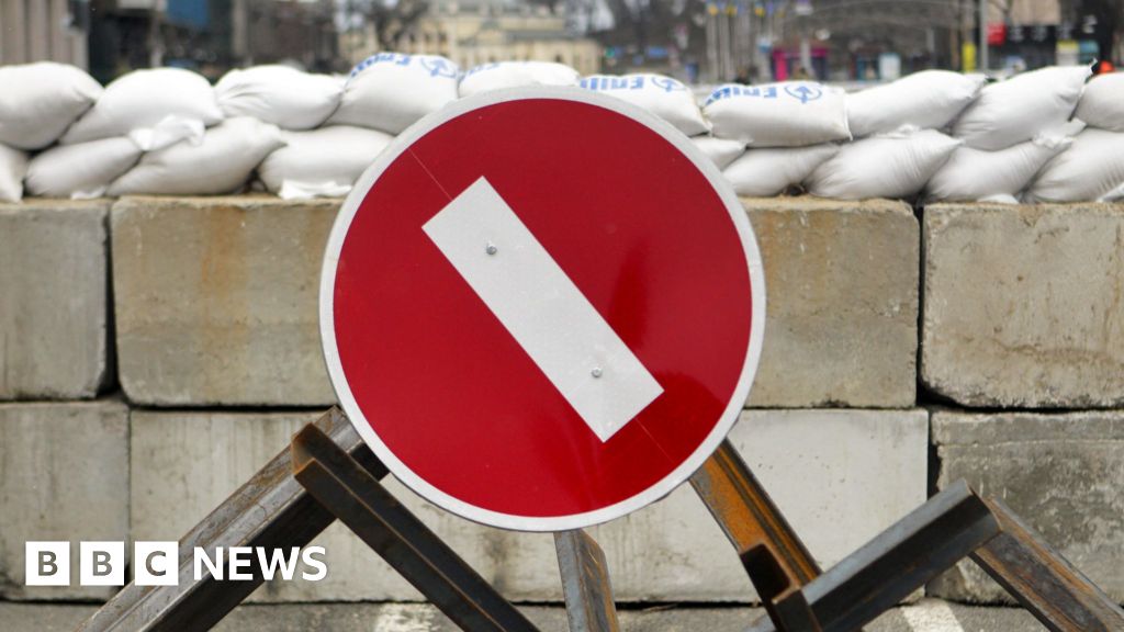 Ukraine war: Kyiv prepares for Russian attack