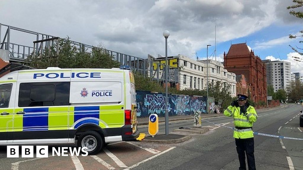 Manchester bomb disposal team called over 'suspicious items'