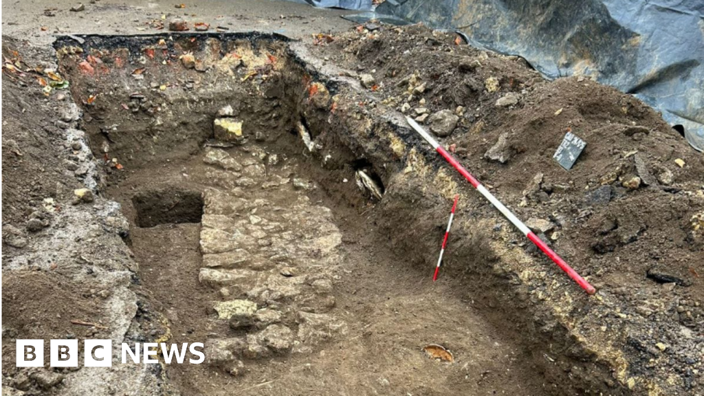 Archaeologists Discover Human Burials in Abingdon