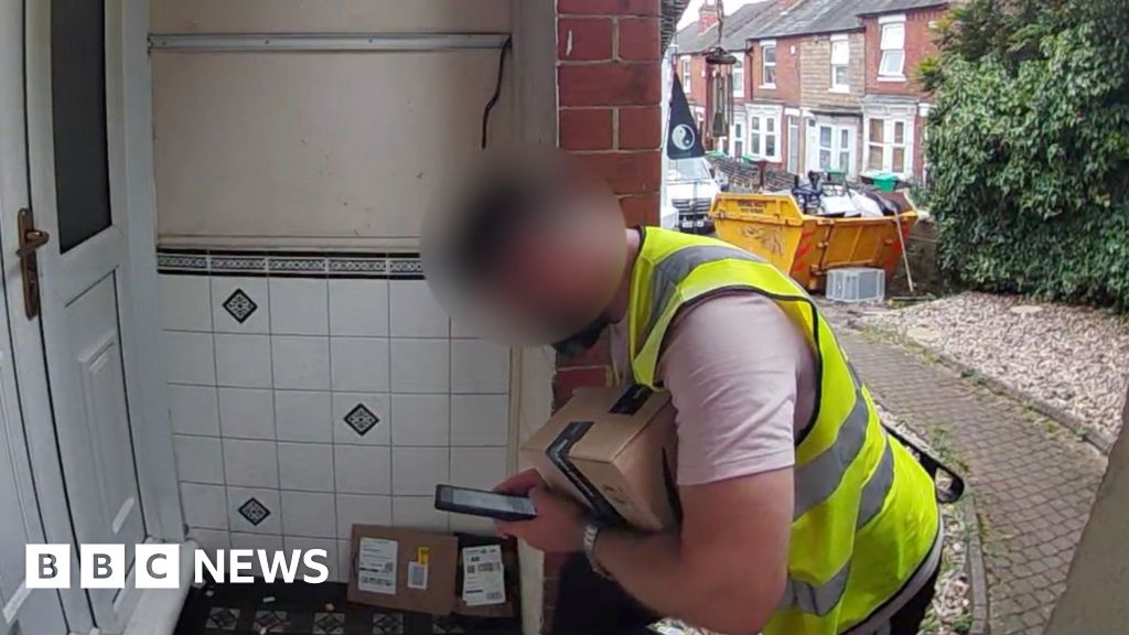 Doorbell camera films Amazon driver taking parcel on doorstep – BBC News