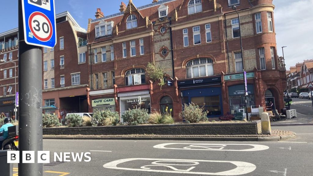Streatham High Road: Conflicting speed limit signs cause confusion - BBC