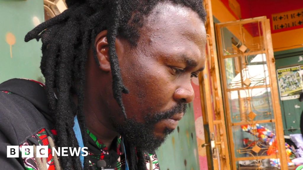 Дизайнерът от Уганда е „депресиран“ след подрязване на дредове в затвора