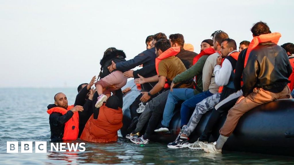 Government pledges extra £100m to tackle people smuggling
