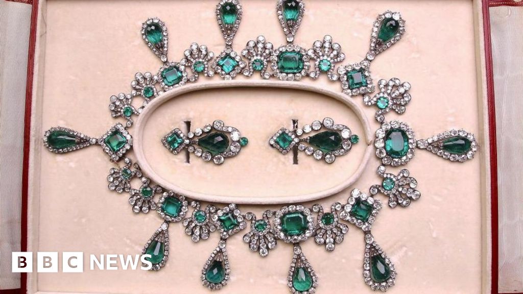 <div>'Priceless' jewels stolen in raid on Louvre Museum in Paris</div>