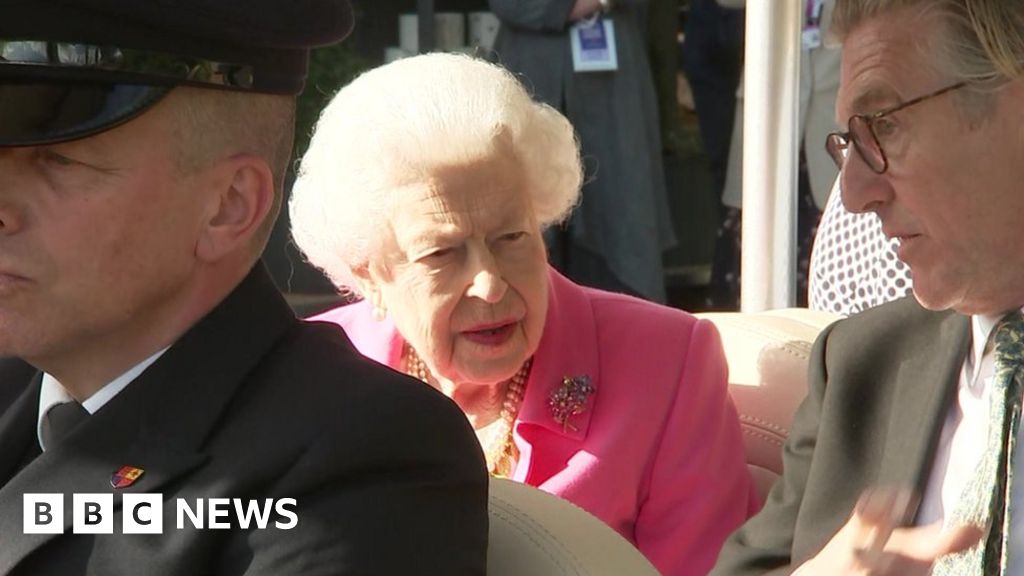 Queen uses buggy to visit Chelsea Flower Show