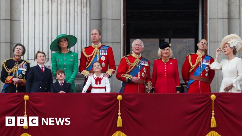 Trooping the Color: Кралските особи празнуват парада за рождения ден на крал Чарлз I