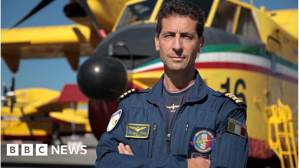 Пожари в Европа: Как пилотите на Canadair се борят с пламъците в Средиземно море