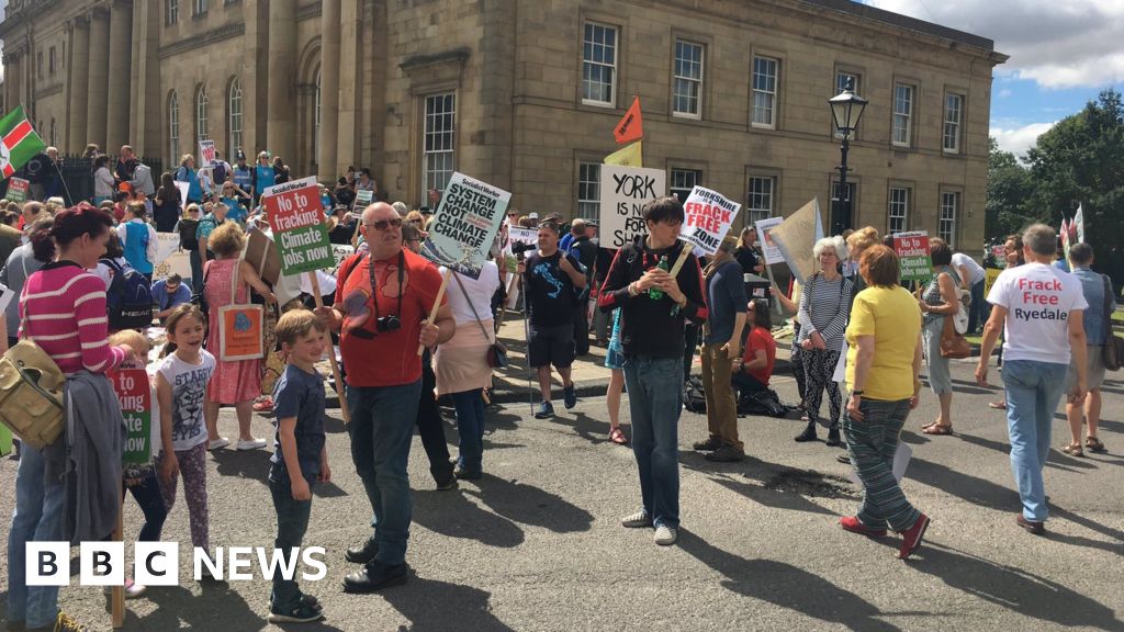 York anti-fracking rally attracts 'more than 1,000' - BBC News