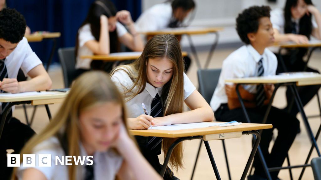 Teaching union votes against plans for new Year 8 reading test