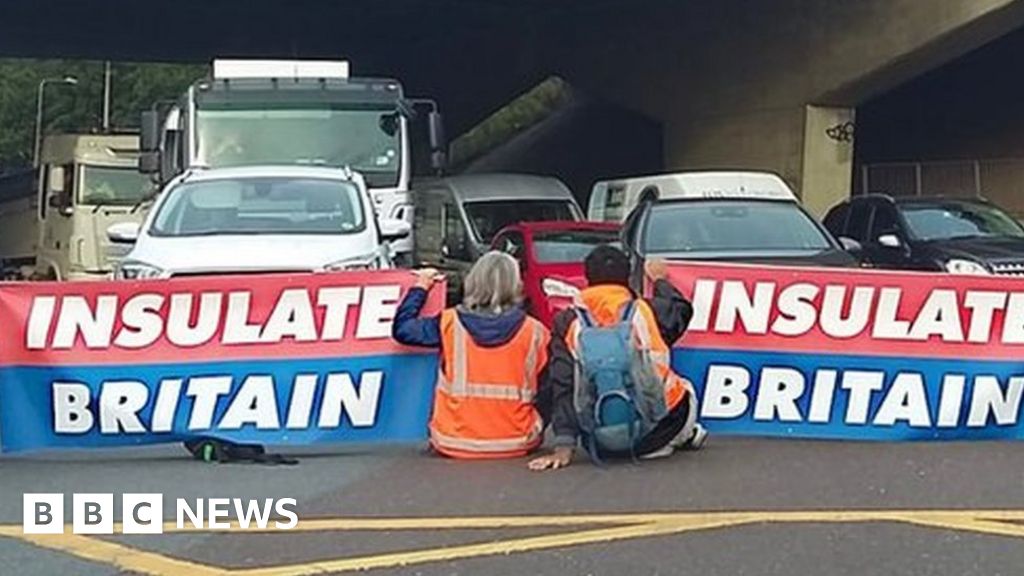 M25 junctions blocked by Insulate Britain campaigners