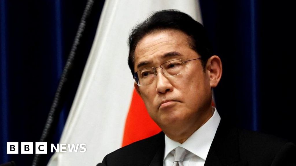 日本の岸田首相、露出度の高いダンサーによる与党のパフォーマンスを非難